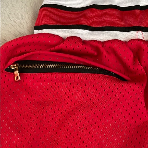 Official Chicago Bulls Just Don Red Basketball NBA Shorts 1997-98 - Picture 6 of 9